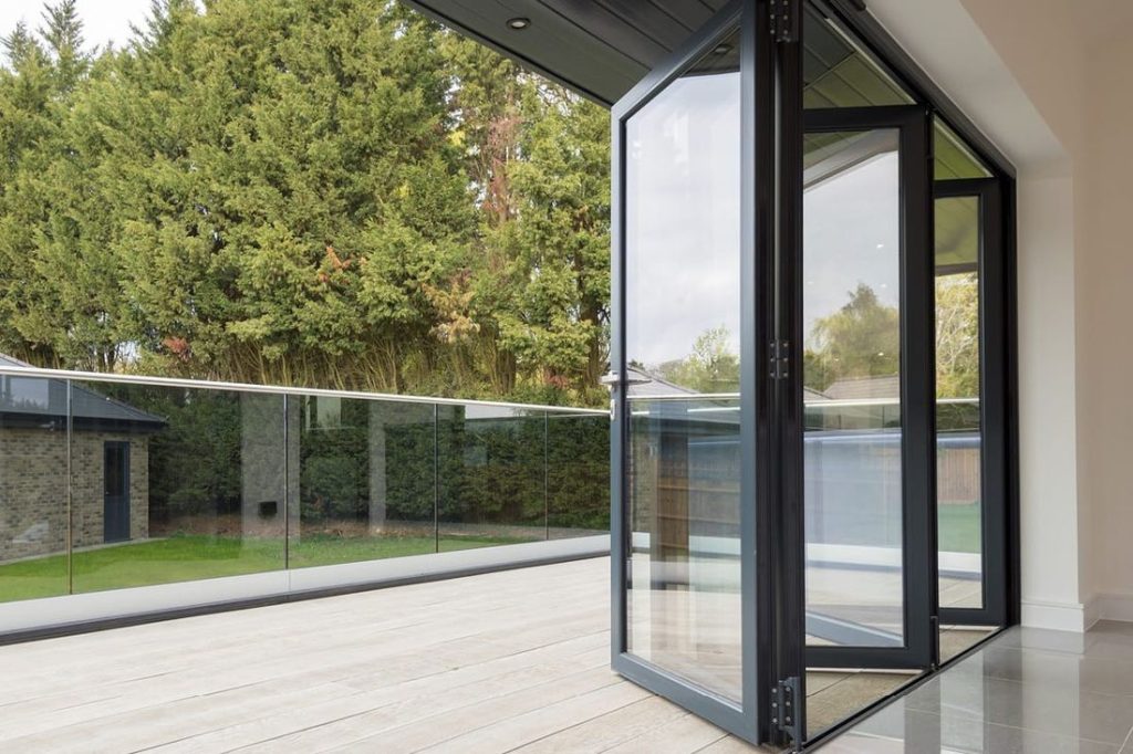 Cửa trượt gấp mở góc ra sân hiên bể bơi - tham chiếu Solarlux/Eurowindow