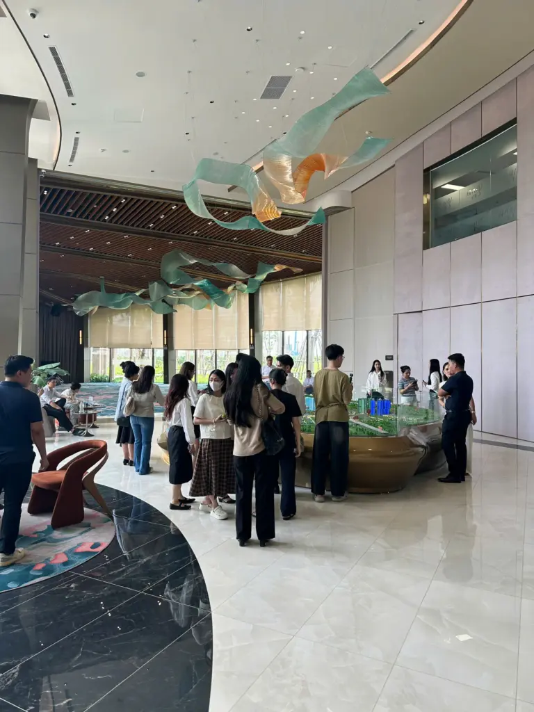 Nguyễn Thu tại buổi dẫn khách xem thực địa
